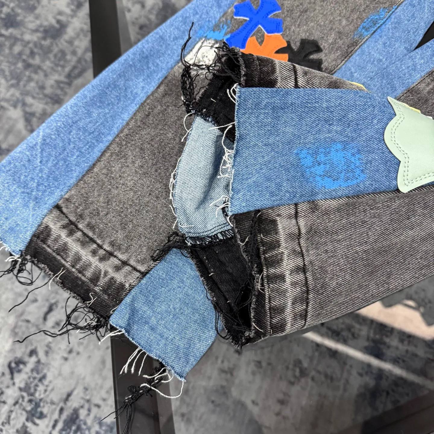 P280 GALLERY DEPT & Chrome Hearts Co-branded colorful leather cross loose washed flared jeans that truly restore the ultimate vintage texture. The original hardware and accessories are washed and other elevators. The QR code analysis is all purchased from the original factory. The degree of restoration is high. You are welcome to compare the products~ Three-dimensional version is loose and comfortable without being too picky about the figure. It looks taller and slimmer. Factory Seiko. Original factory quality control. Same style for men and women. Can be matched with couples. Versatile recommendation. Must-have jeans D332 for all seasons. Trendy people have been disappointed. From the quality selection of fabrics, the tailoring of details, and the matching of patterns, everything is impeccable! The upper body is so handsome when worn...it can be easily worn by men, women and children! The craftsmanship is made of heavy-duty washed pure cotton denim fabric. After washing, it is soft and thick and looks very stylish when worn. Size: 28/30/32/34/36 Waist: 70/75/80/85/90 Knee: 44.5/46/47.5/49/50.5 Pants length: 102/104/106/108/110